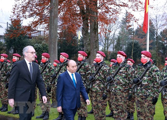 Tổng thống Thụy Sĩ chủ trì lễ đón Chủ tịch nước Nguyễn Xuân Phúc - Ảnh 1.