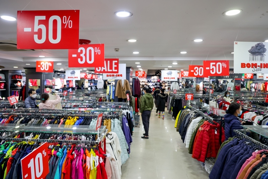 CLIP: Khuyến mãi lên đến 79% trong ngày Black Friday 2021 nhưng vắng khách - Ảnh 6.