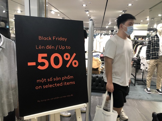 Giới trẻ TP HCM tấp nập đi săn hàng khuyến mãi trong đêm Black Friday - Ảnh 8.