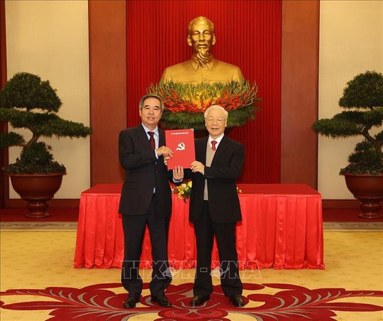 Trao quyết định nghỉ chế độ cho các Ủy viên Bộ Chính trị, Bí thư TƯ khóa XII không tái cử khóa XIII - Ảnh 7.