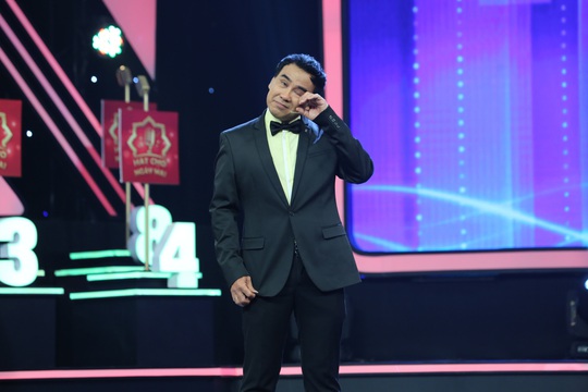 MC Quyền Linh khóc nghẹn trên sân khấu Hát cho ngày mai - Ảnh 1.