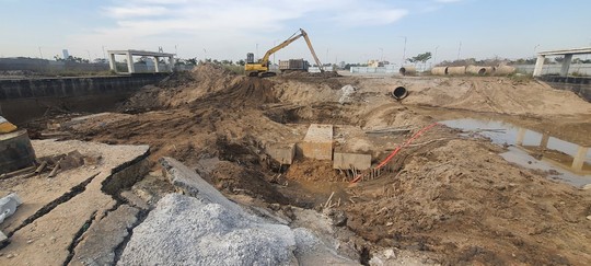 Chưa bàn giao, hầm đường bộ dự án khu đô thị đã bị tràn bùn, ngấm nước - Ảnh 1.