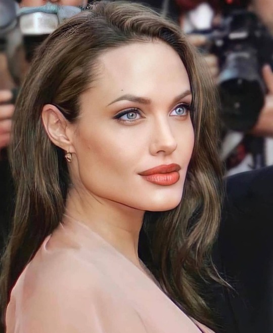 Angelina Jolie chăm da từ 11 tuổi - Ảnh 2.