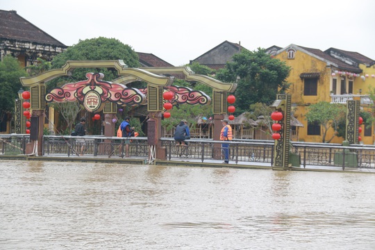 Mưa lớn, thủy điện xả lũ, nhiều nơi ở Quảng Nam ngập nặng - Ảnh 14.