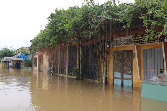 Mưa lớn, thủy điện xả lũ, nhiều nơi ở Quảng Nam ngập nặng - Ảnh 13.