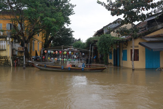 Mưa lớn, thủy điện xả lũ, nhiều nơi ở Quảng Nam ngập nặng - Ảnh 9.