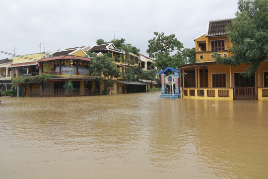 Mưa lớn, thủy điện xả lũ, nhiều nơi ở Quảng Nam ngập nặng - Ảnh 11.