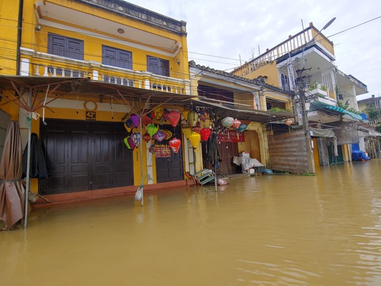 Mưa lớn, thủy điện xả lũ, nhiều nơi ở Quảng Nam ngập nặng - Ảnh 10.