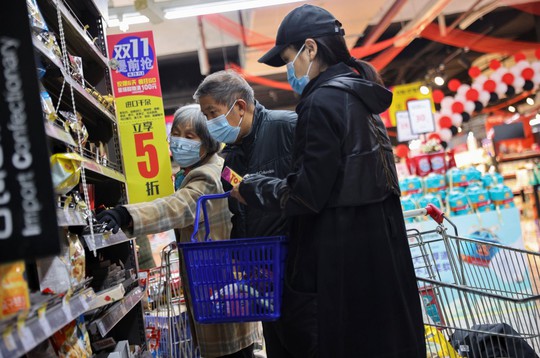 Trung Quốc: Giá rau củ quả tăng 3 lần, người dân hối hả đổ tới siêu thị - Ảnh 5.