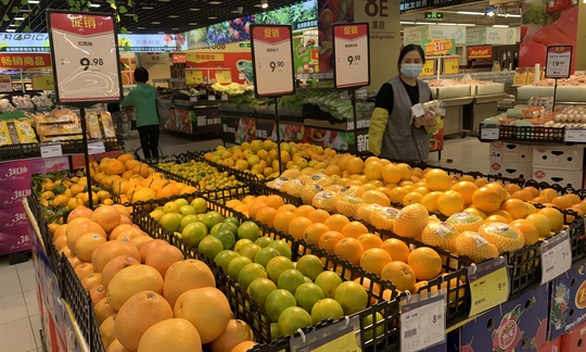 Trung Quốc: Giá rau củ quả tăng 3 lần, người dân hối hả đổ tới siêu thị - Ảnh 6.
