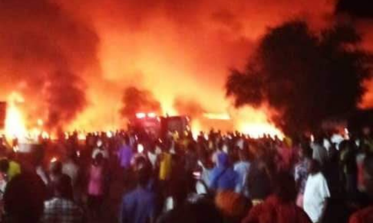 Đổ xô hôi nhiên liệu, hơn 90 người thiệt mạng trong biển lửa ở Sierra Leone - Ảnh 2.