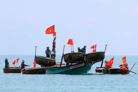 Cuộc thi ảnh “Thiêng liêng cờ Tổ quốc”: Những người giữ biển - Ảnh 1.