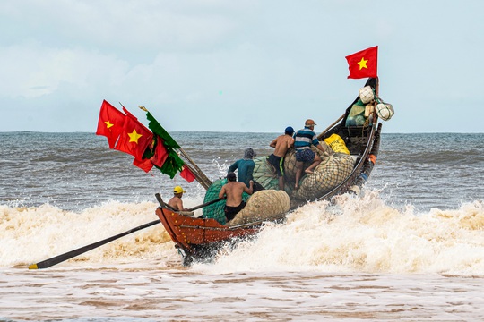 Cuộc thi ảnh “Thiêng liêng cờ Tổ quốc”: Những người giữ biển - Ảnh 5.