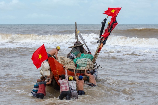 Cuộc thi ảnh “Thiêng liêng cờ Tổ quốc”: Những người giữ biển - Ảnh 4.