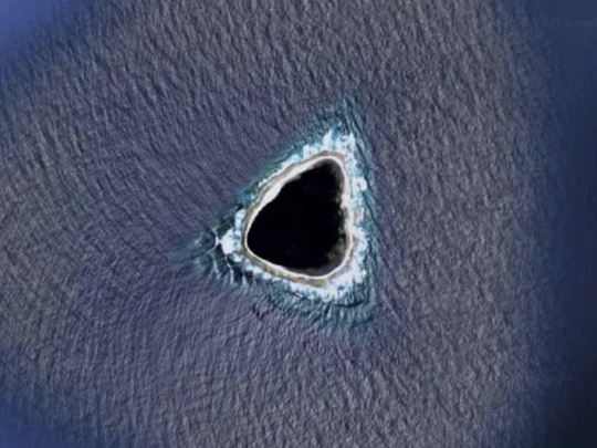 Hòn đảo giống hố đen xuất hiện trên Google Maps - Ảnh 1.