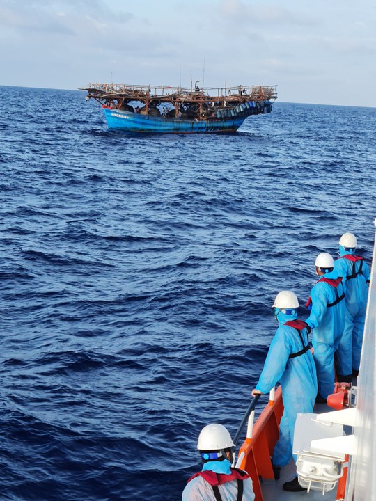Dùng thuyền thúng đưa ngư dân gặp nạn trên vùng biển Trường Sa đi cấp cứu - Ảnh 1.