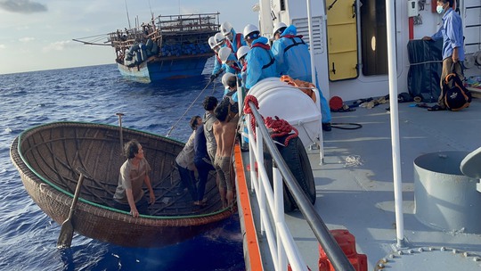Dùng thuyền thúng đưa ngư dân gặp nạn trên vùng biển Trường Sa đi cấp cứu - Ảnh 3.