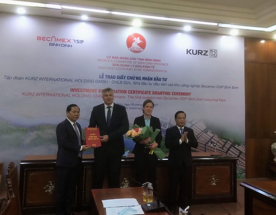 Trao giấy chứng nhận đầu tư dự án đầu tiên vào KCN Becamex Bình Định - Ảnh 1.