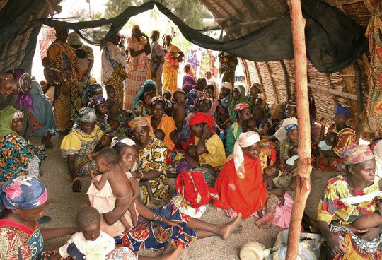 26 em nhỏ vùi mình trong thảm kịch trường học ở Niger - Ảnh 1.