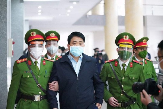 Xét xử ông Nguyễn Đức Chung: Các bị cáo đến tòa bằng xe đặc chủng - Ảnh 3.