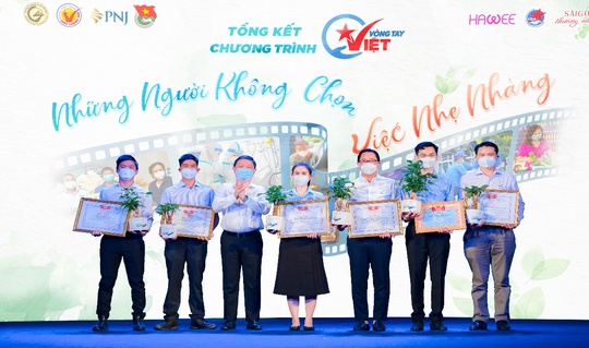 Chùm ảnh cảm xúc về chương trình tổng kết Vòng tay Việt - Siêu thị mini 0 đồng - Ảnh 1.