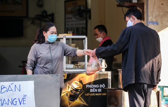 Nhiều chủ cửa hàng ở Hà Nội ngậm ngùi treo biển bán hàng mang về - Ảnh 5.