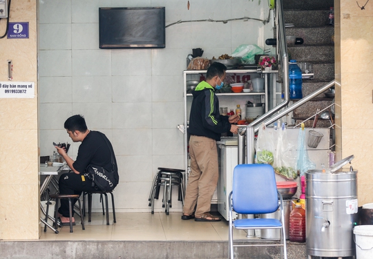 Nhiều chủ cửa hàng ở Hà Nội ngậm ngùi treo biển bán hàng mang về - Ảnh 9.