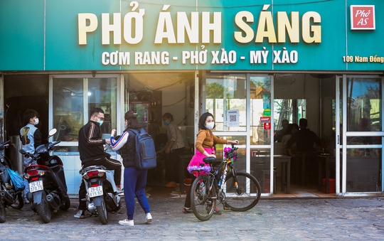 Nhiều chủ cửa hàng ở Hà Nội ngậm ngùi treo biển bán hàng mang về - Ảnh 8.