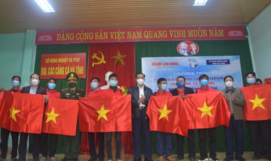 Ngư dân Hà Tĩnh xúc động nhận cờ Tổ quốc từ Báo Người Lao Động trao tặng - Ảnh 3.