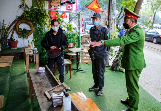 Nhiều chủ cửa hàng ở Hà Nội ngậm ngùi treo biển bán hàng mang về - Ảnh 2.