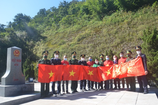 Báo Người Lao Động trao 1.000 lá cờ Tổ quốc nơi miền viễn biên Hà Tĩnh - Ảnh 3.