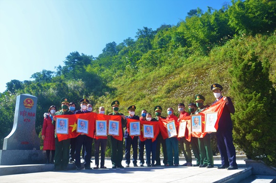 Báo Người Lao Động trao 1.000 lá cờ Tổ quốc nơi miền viễn biên Hà Tĩnh - Ảnh 7.