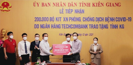 Techcombank trao tặng 200.000 bộ kit test Covid-19 trị giá hơn 13,2 tỉ đồng đến tỉnh Kiên Giang - Ảnh 1.