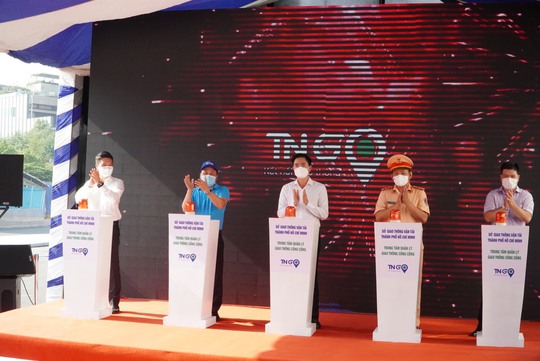 Xe đạp công cộng tung tăng ở trung tâm TP HCM sáng 16-12 - Ảnh 1.