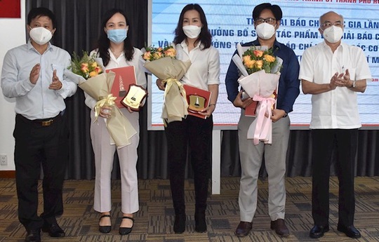 TP HCM khen thưởng bổ sung tác phẩm đoạt Giải Báo chí Quốc gia lần thứ XV - Ảnh 1.