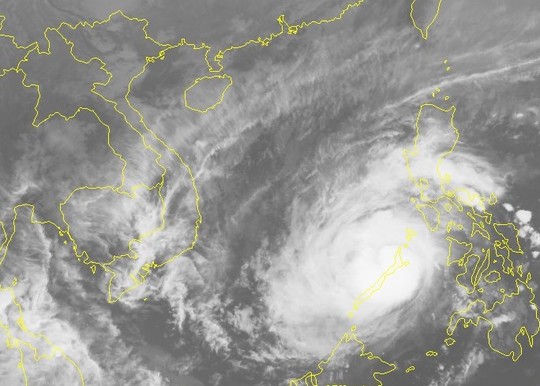 Siêu bão Rai giật cấp 17 vào Biển Đông, hướng di chuyển bất thường - Ảnh 2.