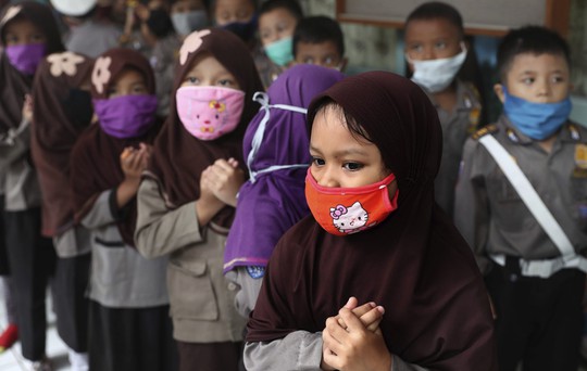 Indonesia: Rúng động vì giáo viên cưỡng hiếp hàng loạt học sinh đến có thai - Ảnh 2.