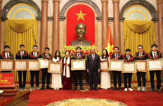 Chủ tịch nước tặng thưởng các học sinh xuất sắc năm 2021 - Ảnh 1.