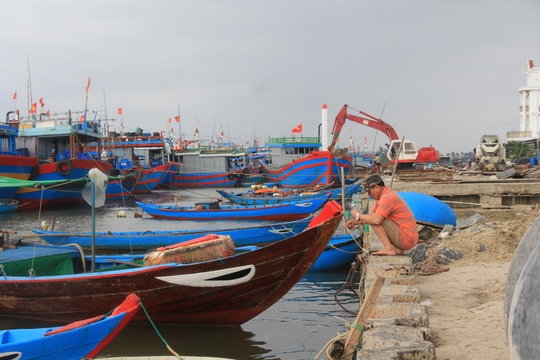 Ngư dân Quảng Nam cấp tập đưa thuyền vào bờ tránh bão - Ảnh 3.
