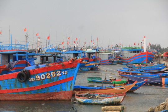 Ngư dân Quảng Nam cấp tập đưa thuyền vào bờ tránh bão - Ảnh 2.