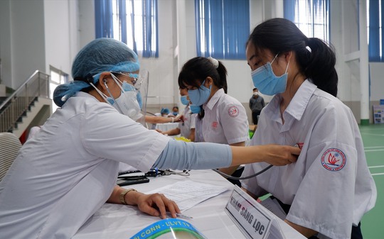 2 học sinh lớp 7 ở Quảng Nam khai được tiêm liên tiếp 2 mũi vắc-xin - Ảnh 1.