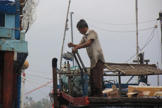 Ngư dân Quảng Nam cấp tập đưa thuyền vào bờ tránh bão - Ảnh 4.