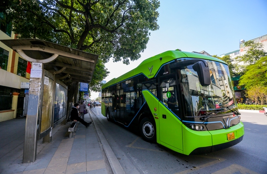 CLIP: Tuyến xe buýt điện đầu tiên lăn bánh trên đường phố Hà Nội - Ảnh 3.