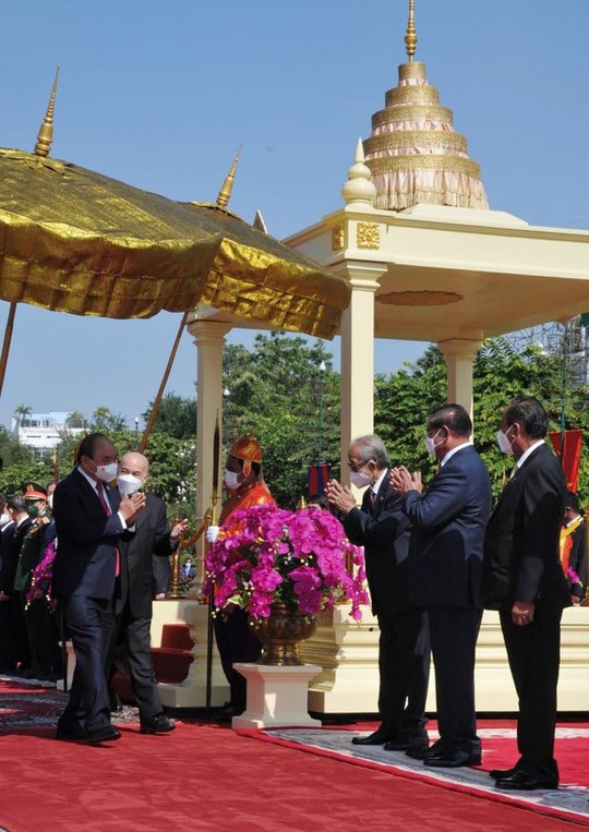 Chủ tịch nước Nguyễn Xuân Phúc hội kiến Quốc vương Campuchia - Ảnh 2.