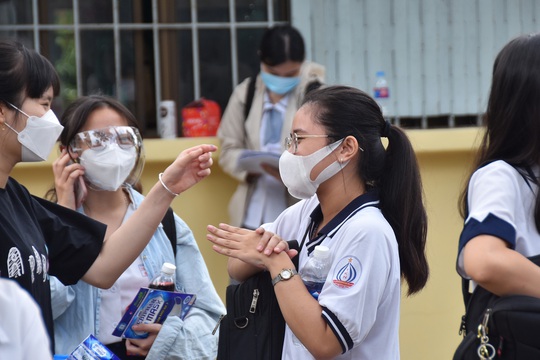 Bất thường đề thi tốt nghiệp THPT 2021: Làm rõ quan hệ người luyện thi và người ra đề - Ảnh 1.