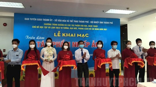 Triển lãm tác phẩm nhiếp ảnh về học tập và làm theo gương Bác - Ảnh 3.