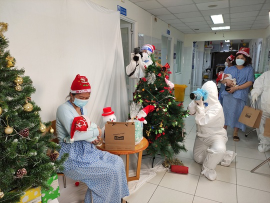 CLIP: Noel siêu đáng yêu tại Bệnh viện Điều trị Covid-19 Từ Dũ - Ảnh 8.