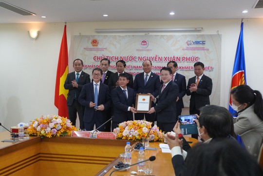 Chủ tịch nước đề nghị Thủ tướng Hun Sen tháo gỡ kiến nghị của doanh nghiệp - Ảnh 4.
