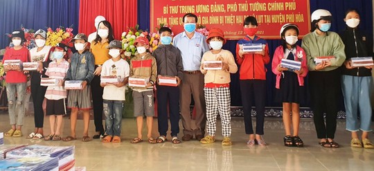 Tặng tập vở cho học sinh vùng lũ Phú Yên - Ảnh 5.