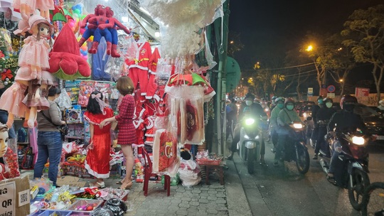 Đà Nẵng: Đông người ra đường chơi lễ Giáng sinh - Ảnh 2.